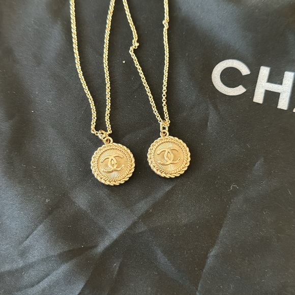 💛Authentic Designer Zipper Pull💛 - Picture 4 of 5